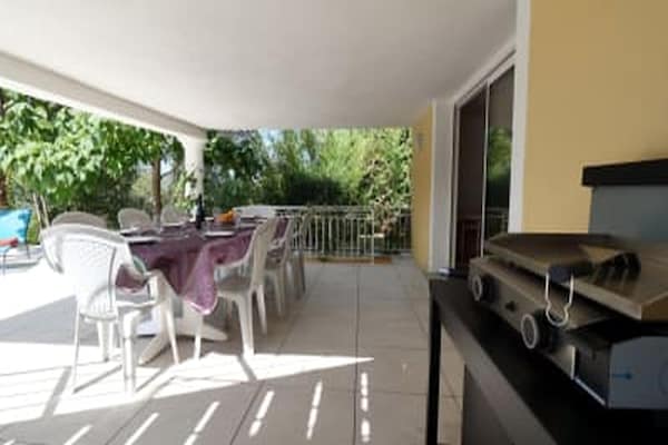 Foto van Vakantiehuis met zwembad en uitzicht op de natuur - Vakantiehuis in Bagnols en Foret - TerraceBalcony