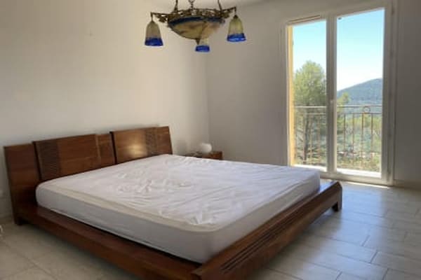 Foto van Vakantiehuis met zwembad en uitzicht op de natuur - Vakantiehuis in Bagnols en Foret - BedRoom