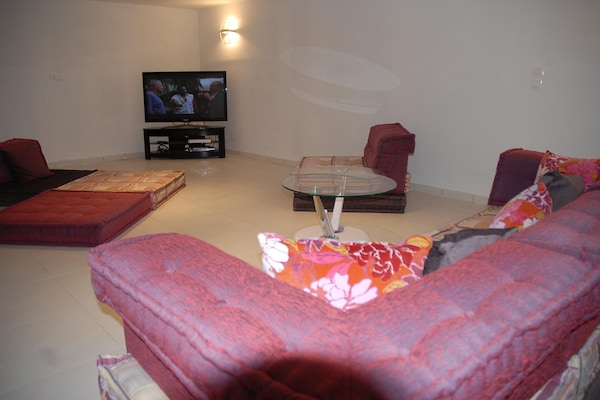 Foto van Vakantiehuis met zwembad en uitzicht op de natuur - Vakantiehuis in Bagnols en Foret - LivingRoom