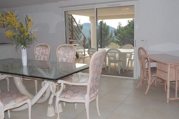 Foto van Vakantiehuis met zwembad en uitzicht op de natuur - Vakantiehuis in Bagnols en Foret - DiningRoom