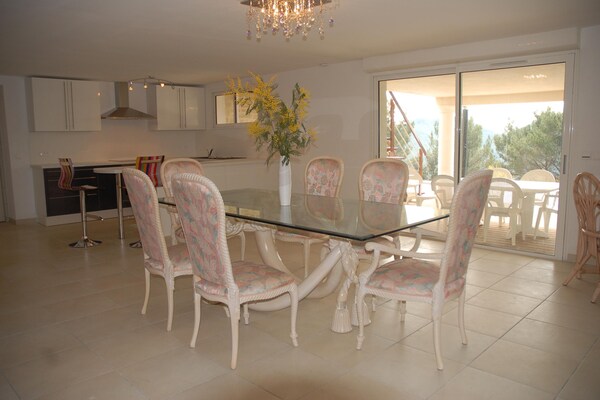 Foto van Vakantiehuis met zwembad en uitzicht op de natuur - Vakantiehuis in Bagnols en Foret - DiningRoom
