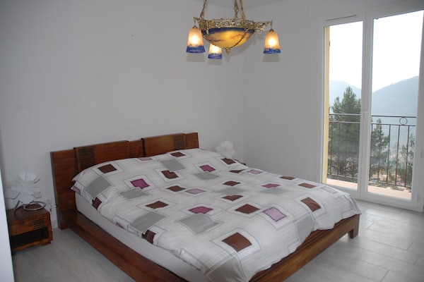 Foto van Vakantiehuis met zwembad en uitzicht op de natuur - Vakantiehuis in Bagnols en Foret - BedRoom