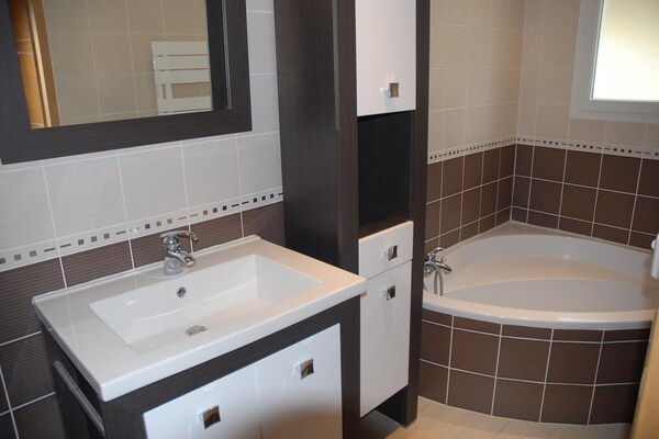 Foto van Vakantiehuis met zwembad en uitzicht op de natuur - Vakantiehuis in Bagnols en Foret - BathRoom
