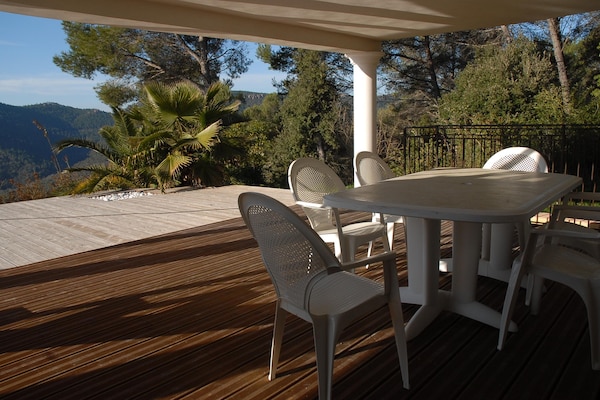 Foto van Vakantiehuis met zwembad en uitzicht op de natuur - Vakantiehuis in Bagnols en Foret - TerraceBalcony
