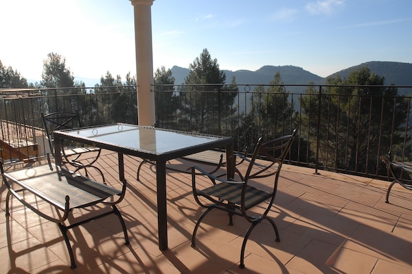 Foto van Vakantiehuis met zwembad en uitzicht op de natuur - Vakantiehuis in Bagnols en Foret - TerraceBalcony