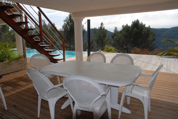 Foto van Vakantiehuis met zwembad en uitzicht op de natuur - Vakantiehuis in Bagnols en Foret - TerraceBalcony