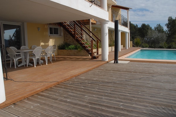 Foto van Vakantiehuis met zwembad en uitzicht op de natuur - Vakantiehuis in Bagnols en Foret - TerraceBalcony