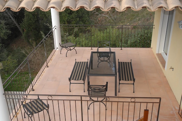 Foto van Vakantiehuis met zwembad en uitzicht op de natuur - Vakantiehuis in Bagnols en Foret - TerraceBalcony