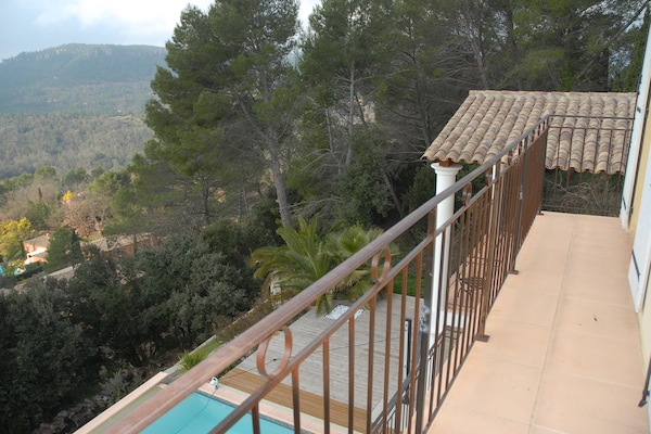 Foto van Vakantiehuis met zwembad en uitzicht op de natuur - Vakantiehuis in Bagnols en Foret - TerraceBalcony