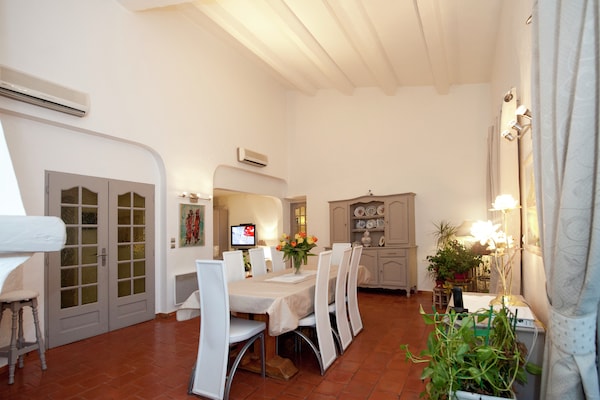 Foto van Villa in Bagnols met Zwembad & Natuurparken - Vakantiehuis in Bagnols en Foret - DiningRoom