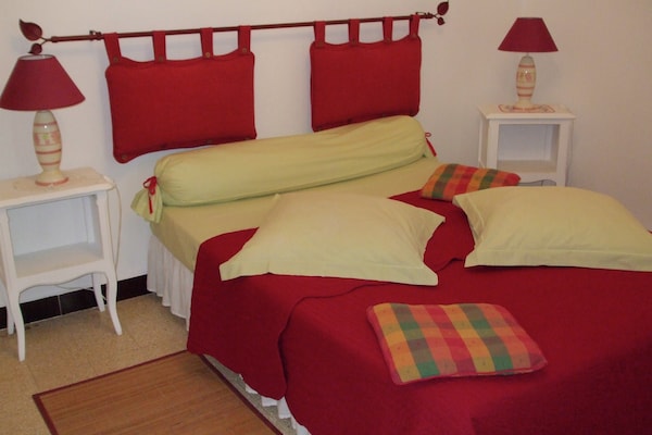 Foto van Vakantiehuis in Pertuis met Zwembad en Uitzicht - Vakantiehuis in Pertuis - BedRoom