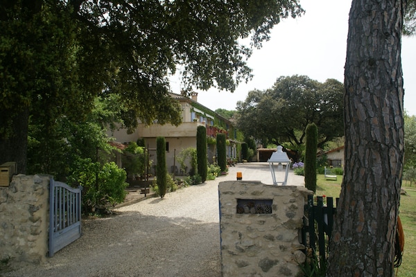 Foto van Vakantiehuis in Pertuis met Zwembad en Uitzicht - Vakantiehuis in Pertuis - ExteriorSummer