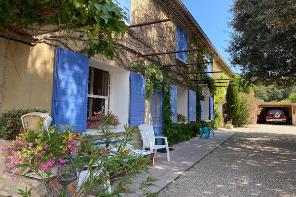 Foto van Vakantiehuis in Pertuis met Zwembad en Uitzicht - Vakantiehuis in Pertuis - ExteriorSummer
