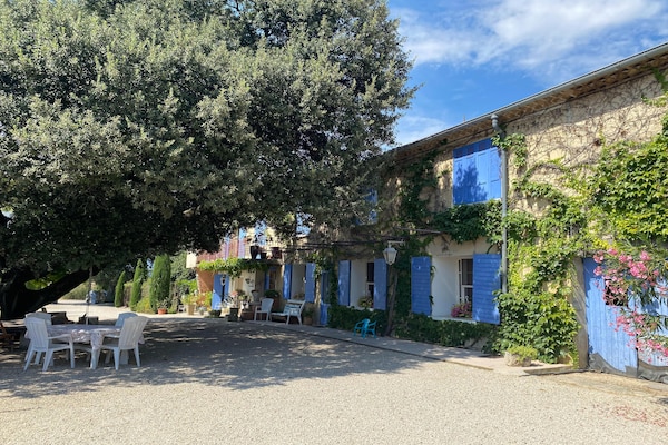 Foto van Vakantiehuis in Pertuis met Zwembad en Uitzicht - Vakantiehuis in Pertuis - ExteriorSummer