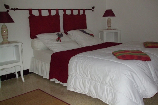 Foto van Vakantiehuis in Pertuis met Zwembad en Uitzicht - Vakantiehuis in Pertuis - BedRoom