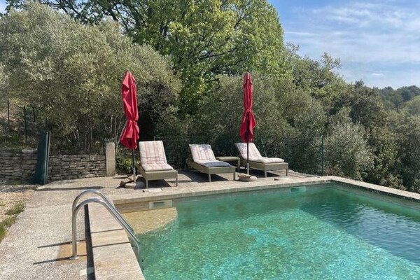 Foto van Vakantiehuis in Lacoste met Zwembad - Vakantiehuis in Lacoste - ExteriorSummer