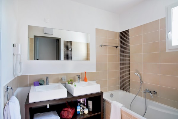 Foto van Luxe villa in de Luberon met zwembad voor 10 - Vakantiehuis in Saint-Saturnin-lès-Apt - BathRoom