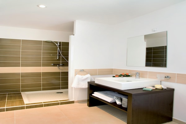 Foto van Luxe villa in de Luberon met zwembad voor 10 - Vakantiehuis in Saint-Saturnin-lès-Apt - BathRoom