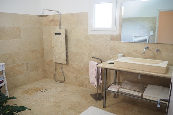 Foto van Vakantiehuis in Villes-sur-Auzon met Zwembad - Vakantiehuis in Villes sur Auzon - BathRoom