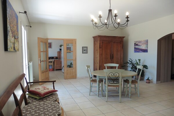 Foto van Mooi, ruim vakantiehuis met privézwembad - Vakantiehuis in Villes-sur-Auzon - DiningRoom