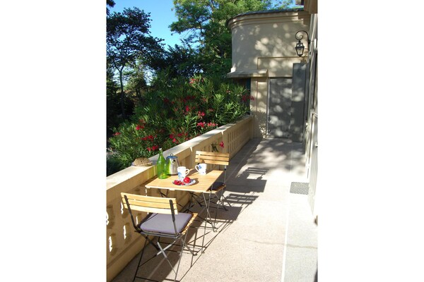 Foto van Veertienpersoons Valréas Vakantiehuis - Vakantiehuis in Valréas - TerraceBalcony