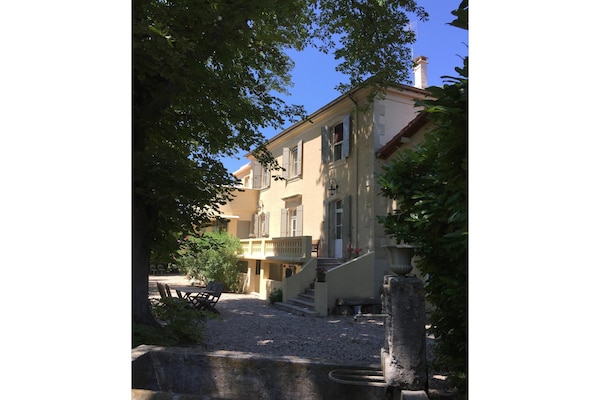 Foto van Veertienpersoons Valréas Vakantiehuis - Vakantiehuis in Valréas - ExteriorSummer