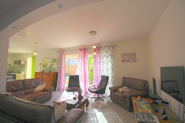Foto van Prachtig vakantiehuis met privézwembad - Vakantiehuis in Sérignan-Du-Comtat - LivingRoom