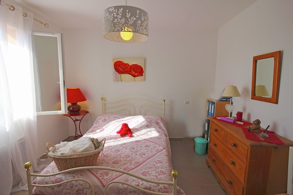 Foto van Prachtig vakantiehuis met privézwembad - Vakantiehuis in Sérignan-Du-Comtat - BedRoom