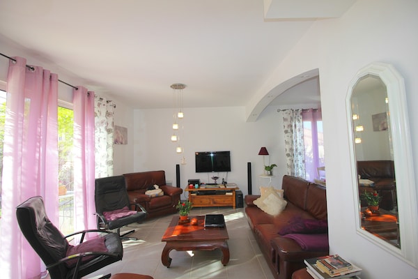 Foto van Prachtig vakantiehuis met privézwembad - Vakantiehuis in Sérignan-Du-Comtat - LivingRoom