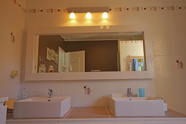 Foto van Prachtig vakantiehuis met privézwembad - Vakantiehuis in Sérignan-Du-Comtat - BathRoom