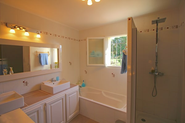 Foto van Prachtig vakantiehuis met privézwembad - Vakantiehuis in Sérignan-Du-Comtat - BathRoom