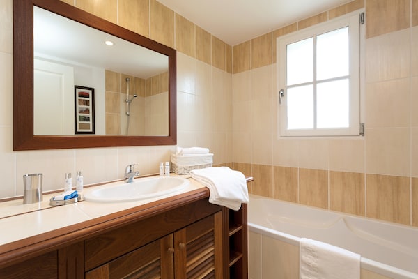Foto van Serene villa in de Loirevallei - Vakantiehuis in L aiguillon sur vie - BathRoom