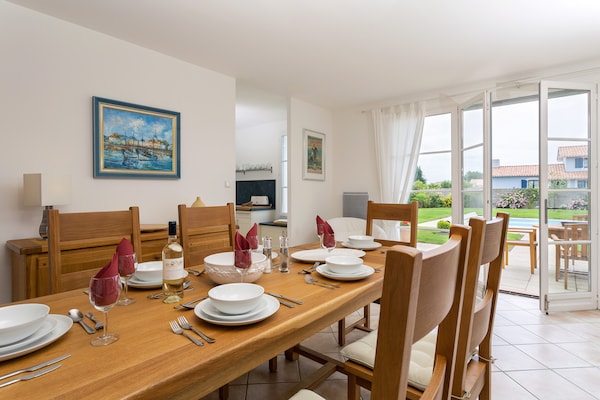 Foto van Serene villa in de Loirevallei - Vakantiehuis in L aiguillon sur vie - DiningRoom