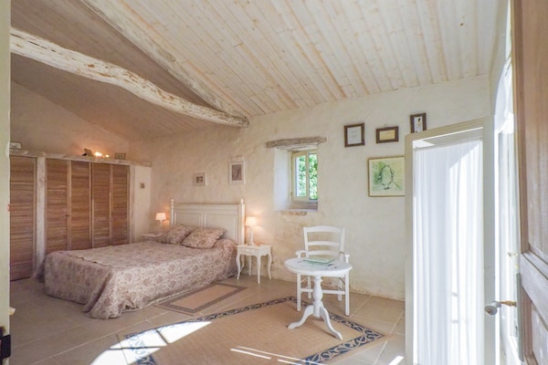 Foto van Vakantiehuis Saint-Laurent met Zwembad - Vakantiehuis in St. Laurent de la Salle - BedRoom