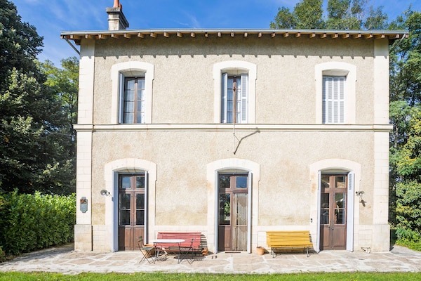 Foto van Stationhuis in Liglet met Privézwembad - Vakantiehuis in Liglet - ExteriorSummer