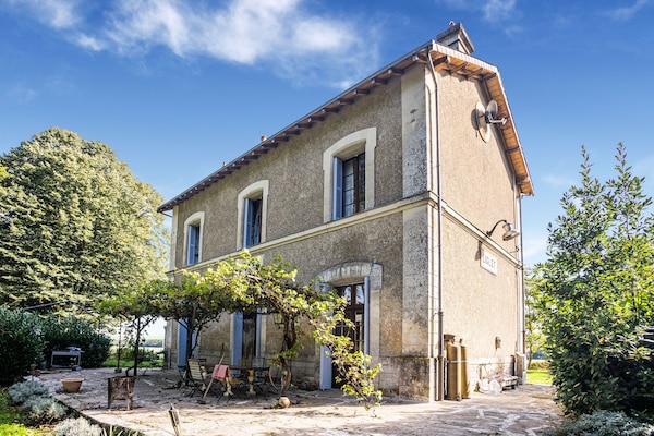 Foto van Stationhuis in Liglet met Privézwembad - Vakantiehuis in Liglet - ExteriorSummer