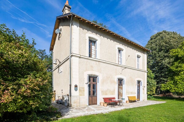 Foto van Stationhuis in Liglet met Privézwembad - Vakantiehuis in Liglet - ExteriorSummer