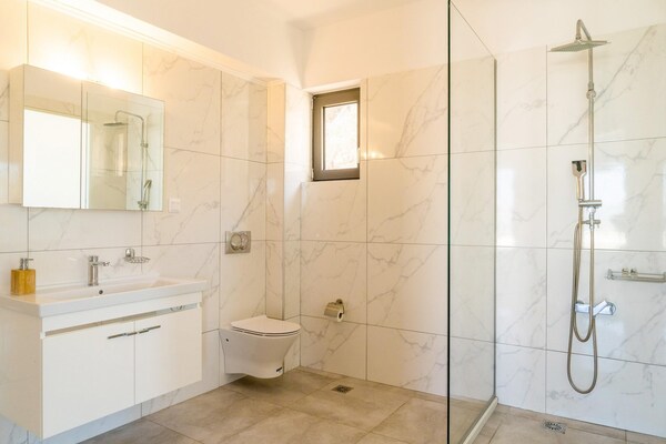 Foto van Villa in Elounda met Uitzicht op Zee & Zwembad - Vakantiehuis in Elounda - BathRoom