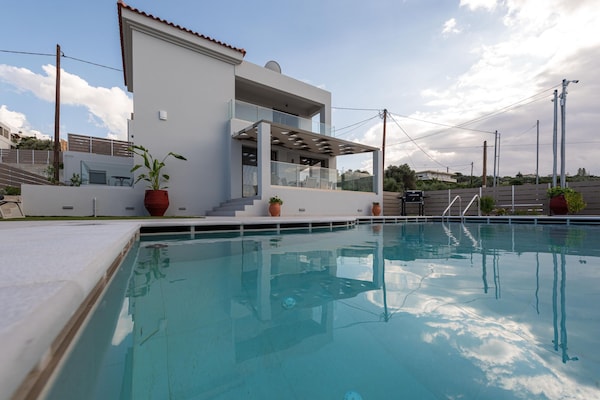 Foto van Villa op Kreta met Uitzicht en Zwembad - Vakantiehuis in Rethymno - ExteriorSummer