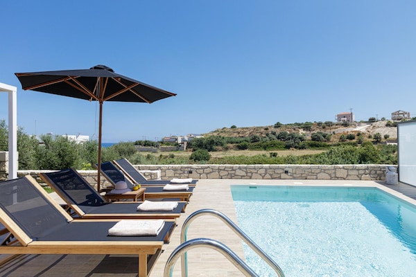 Foto van Luxe villa Verde met zwembad - Vakantiehuis in Rodia - PoolOfHouse