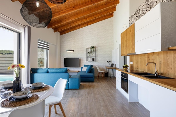 Foto van Luxe villa Verde met zwembad - Vakantiehuis in Rodia - LivingRoom