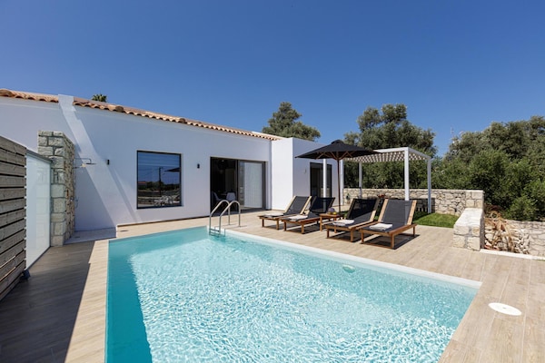 Foto van Luxe villa Verde met zwembad - Vakantiehuis in Rodia - ExteriorSummer