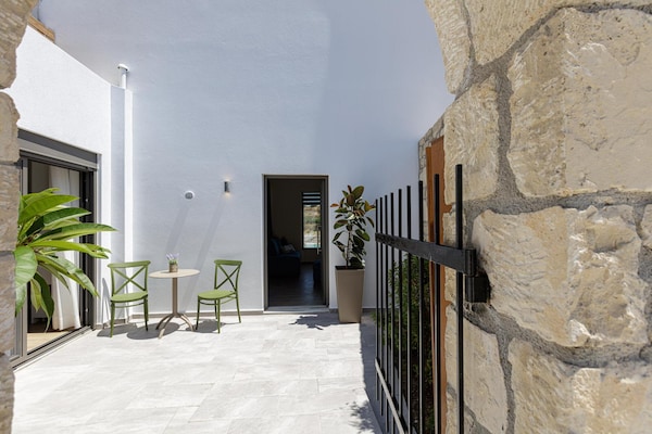 Foto van Luxe villa Verde met zwembad - Vakantiehuis in Rodia - TerraceBalcony