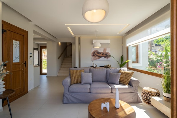 Foto van Dimitra Villa met zwembad - Vakantiehuis in Chromonastiri - LivingRoom