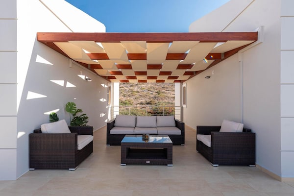 Foto van Dimitra Villa met zwembad - Vakantiehuis in Chromonastiri - TerraceBalcony