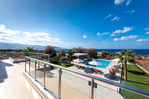 Foto van Dimitra Villa met zwembad - Vakantiehuis in Chromonastiri - TerraceBalcony