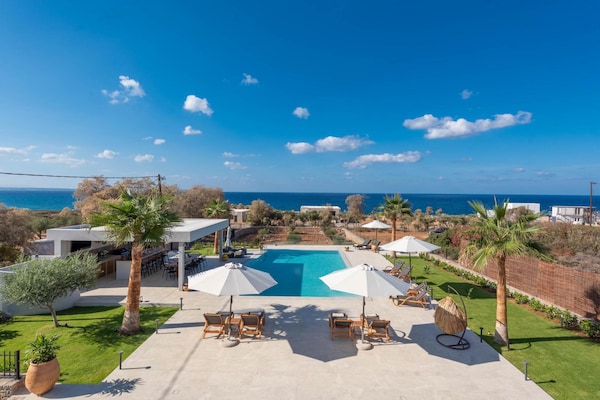 Foto van Dimitra Villa met zwembad - Vakantiehuis in Chromonastiri - ViewSummer