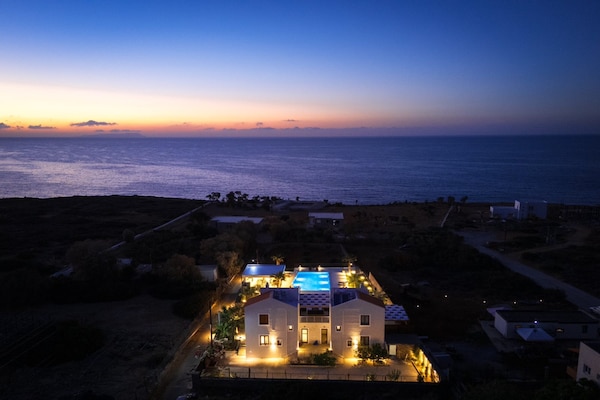 Foto van Dimitra Villa met zwembad - Vakantiehuis in Chromonastiri - ExteriorSummer