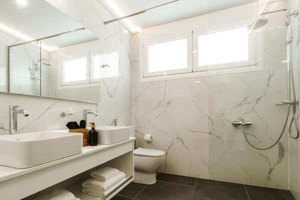 Foto van Luxe familievilla in Syvota - Vakantiehuis in Syvota - BathRoom