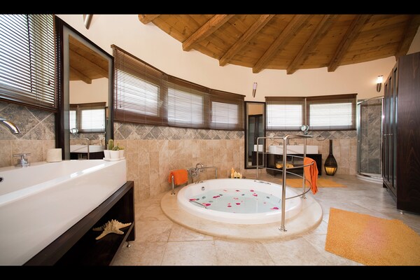 Foto van Villa in Corfu met Zwembad en Uitzicht - Vakantiehuis in Danillia Gouvia - BathRoom